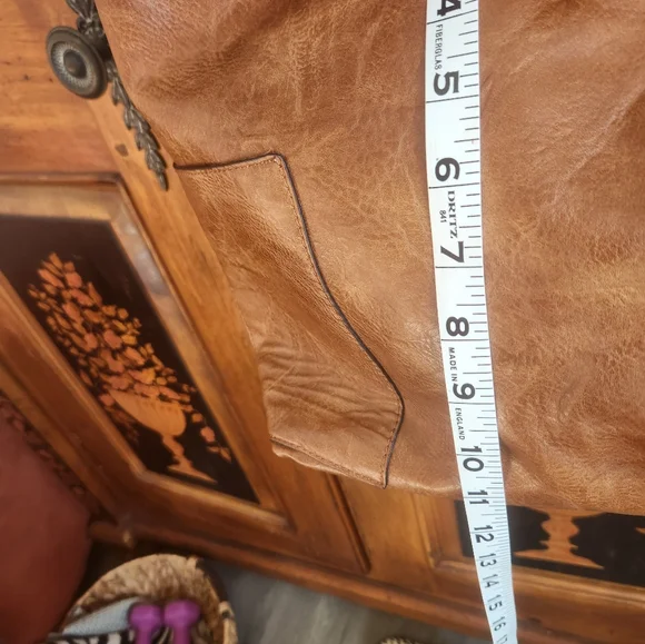 Chic Tan Leather Shoulder Bag - Picture 4 of 7